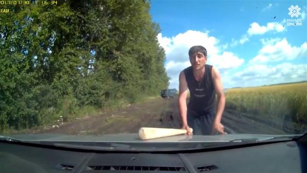 Бабуля напугала налетчика с битой: видео